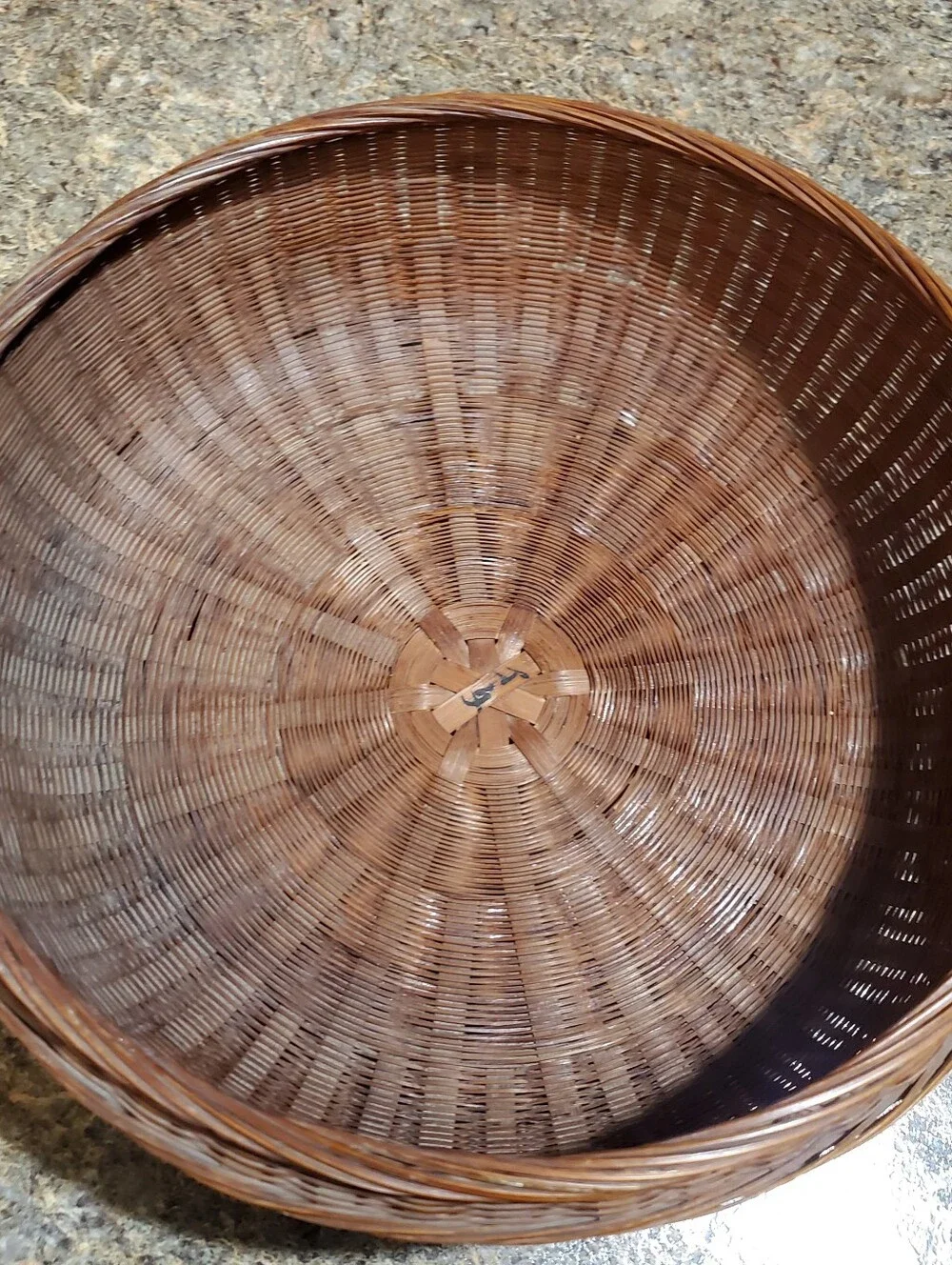 VINTAGE BASKET WITH LID . ROUND WICKER RATTAN STORAGE. SEWING. DECO